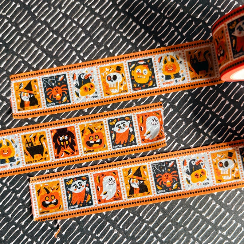 Puede incluir: Un rollo de cinta decorativa washi con un patr&oacute;n repetitivo de marcos cuadrados que muestran personajes de Halloween como una bruja, ara&ntilde;a, cuervo, calavera, zombi, hombre lobo, gato negro, murci&eacute;lago, calabaza, vampiro y fantasma sobre un fondo naranja.