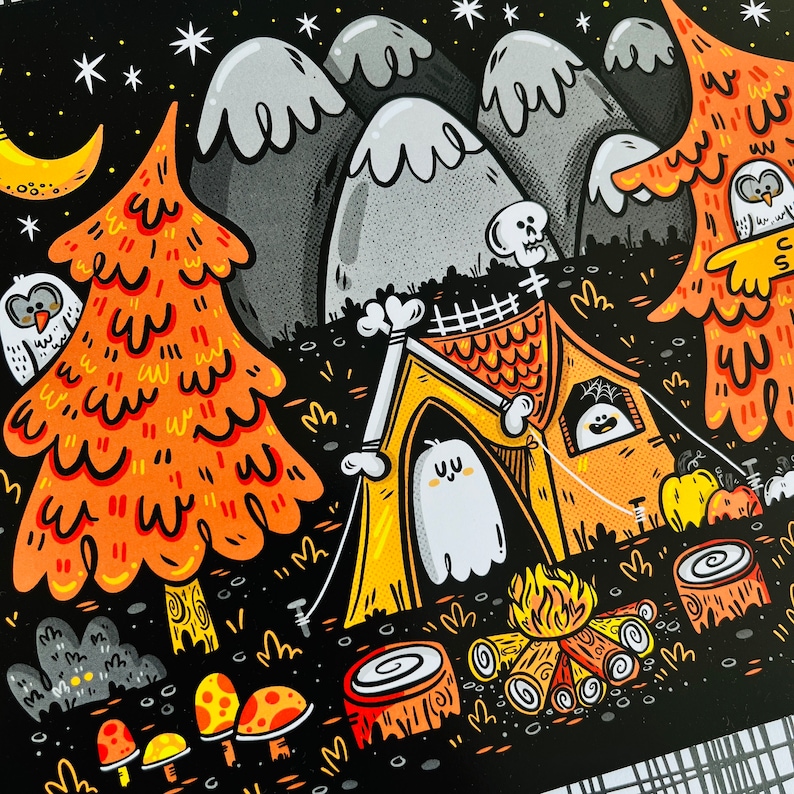 K&ouml;nnte beinhalten: Eine Schwarzwei&szlig;illustration eines Campingplatzes mit einem Zelt, einem Lagerfeuer und einem Geist. Das Zelt ist orange und wei&szlig; mit einem Totenkopf und Knochen auf der Vorderseite. Das Lagerfeuer besteht aus Holzscheiten und hat Flammen, die aus ihm herauskommen. Der Geist ist wei&szlig; und hat ein freundliches Gesicht.