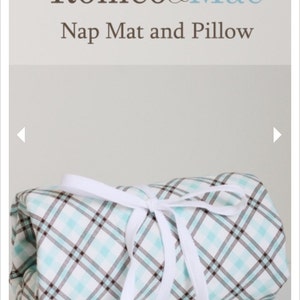 Puede incluir: Una esterilla para dormir enrollada de color azul y marrón a cuadros con una cinta blanca atada alrededor. Romeo&Mae Esterilla para dormir y almohada.