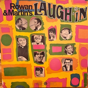 Puede incluir: Portada de álbum de vinilo vintage para "Rowan & Martin's Laugh-In". La portada es una vibrante mezcla de amarillo, verde, rosa y naranja. Presenta retratos de los miembros del elenco del programa y el título del programa en letras grandes y estilizadas.