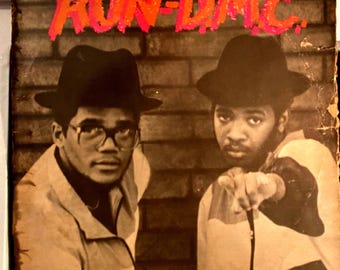 Run DMC - premier album éponyme Lp 1984, la pochette présente une usure importante, la qualité VG a des rayures mais reste une bonne expérience d'écoute