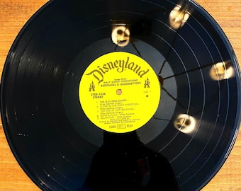 Disneyland Walt Disney 1971 Boutons de lit et manches à balai vinyle 33. occasion, pas de pochette, le disque fonctionne très bien ! quelques petites rayures.