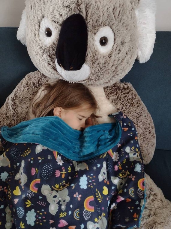 Enfant Garçon Se Trouve Dans Un Lit D'enfant Blanc Avec Une Couverture Dans  Une Chambre Avec Des Lapins Jouets