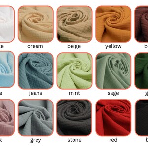 K&ouml;nnte beinhalten: Eine Sammlung von Stoffmustern in verschiedenen Farben, darunter Wei&szlig;, Creme, Beige, Gelb, Braun, Blau, Jeans, Mint, Salbei, Gr&uuml;n, Rosa, Grau, Stein, Rot und Schwarz. Jedes Muster ist quadratisch und mit seinem Farbnamen beschriftet.