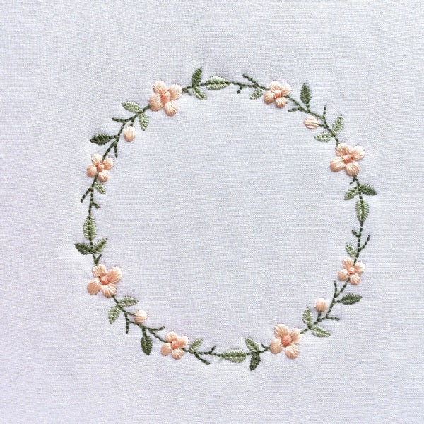 Zierliche Blumenkranz-Stickerei. Kreis aus Blumen, Maschinenstickerei-Design. Einfacher floraler Monogrammrahmen, 3 Größen. Sofortiger Download