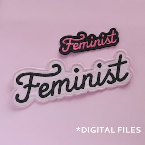 Puede incluir: Dos parches para planchar con la palabra "Feminista" en letras negras. El parche superior tiene letras rosas y el parche inferior tiene letras blancas.