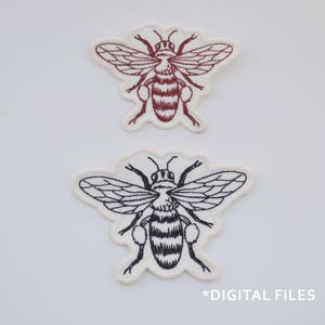 Könnte beinhalten: Zwei gestickte Bienenaufnäher. Einer ist weinrot, der andere schwarz, beide auf cremefarbenem Stoff. Die Aufnäher haben detaillierte Stickereien, mit dem Text "*DIGITAL FILES" unten.