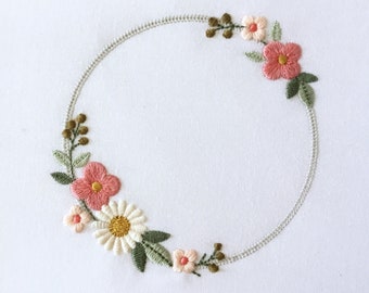 Machine embroidery design SMALL Dainty Boho wreath Heirloom flower circle monogram frame 4x4 hoop Kranz Stickdatei Broderie couronne fleur