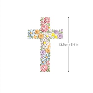 Może przedstawiać: Wzór haftu krzyżykowego z kwiatami w kolorze różowym, żółtym, niebieskim i białym. Wzór ma 13,7 cm wysokości.