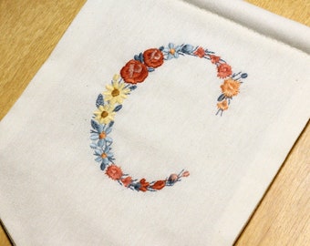 Letra C maiúscula para bordado à máquina, 7,5 cm (3"), fonte floral delicada, monograma tradicional, bastidor 4x4.