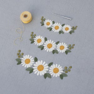 Machine embroidery design Small Curved Border of Daisies 4x4 hoop Daisy Gänseblümchen Stickdatei broderie fleur marguerite ricamo margherita