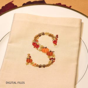 Machine embroidery LETTER S Uppercase 3"/7,5 cm Thanksgiving Font Autumn Leaves, acorns, pumpkins and apples - Ricamo Broderie Stickdatei