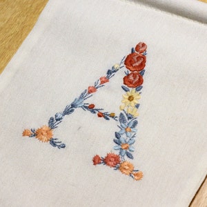 Bordado à máquina LETRA A maiúscula 3 "/7,5 cm Dainty floral font Heirloom Monogram Broderie machine Stickdatei Ricamo macchina 4x4 hoop