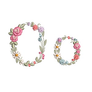 Op de afbeelding: Geborduurde bloemenletter 'O' in twee maten. De grotere 'O' heeft roze rozen, witte madeliefjes en andere kleurrijke bloemen. De kleinere 'o' heeft vergelijkbare bloemelementen. Beide staan tegen een witte achtergrond.
