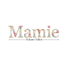 Peut inclure: Le nom "Mamie" est brodé en fleurs. Les lettres sont soulignées de blanc et remplies de fleurs colorées. La broderie mesure 17,9 cm de large.