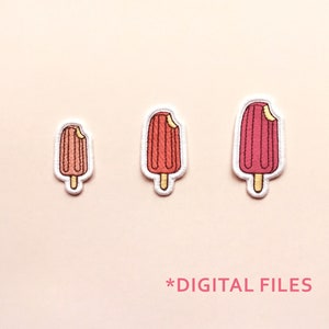 以下が含まれることがあります： 3つの異なるサイズのアイスクリームの刺繍アイロン接着パッチ。アイスクリームは赤、ピンク、白で、上部に黄色い噛み跡があります。