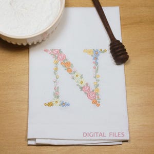 機械刺繍 LETTER N 大文字 9,7 cm/3.80" 高さ 可憐な花柄 Heirloom モノグラム 4X4 HOOP Broderie machine Stickdatei Ricamo macchina