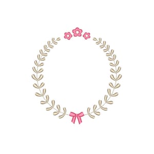 Puede incluir: Una corona de hojas beige con tres flores rosas y un lazo rosa en la parte inferior.