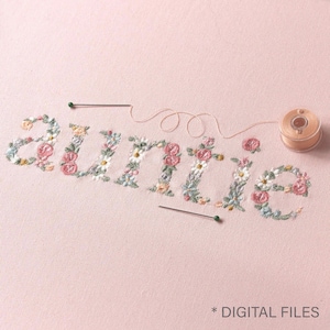 Wzór haftu maszynowego AUNTIE 5x7 hoop floral letters Auntie Dainty Heirloom Stickdatei Broderie machine Ricamo machina