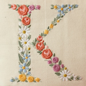Diseño de bordado a máquina letra K 15 cm de alto Bordado digital monograma floral Letra de flores matriz de bordadopara bastidor 20x20 cm