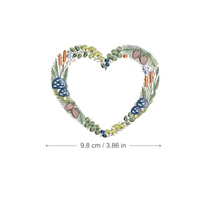 Może przedstawiać: Haftowany wzór w kształcie serca z botanicznym wieńcem. Wieniec zawiera zielone liście, niebieskie grzyby, jagody i inne naturalne elementy. Wzór ma średnicę 9,8 cm (3,86 cala).