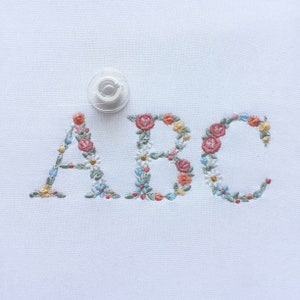 Maschinenstickerei Alphabet Kleinbuchstaben mit Blumen 1.68 "/ 43 mm hoch NUR GROSSBUCHSTABEN Blumen Monogramm Erbstück Stickerei Schrift