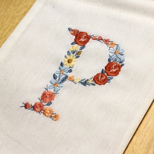 Bordado à máquina LETRA P Maiúscula 3 "/7,5 cm Dainty floral font Heirloom Monogram Broderie machine Stickdatei Ricamo macchina 4x4 hoop