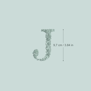 Maschinenstickerei BUCHSTABE J 9,7 cm hoch zierlich floral Schrift Heirloom Monogram Broderiemachine-Stickdatei-Ricamo macchina