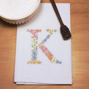 Diseño de bordado a máquina letra K 9,6 cm de alto Bordado digital monograma floral Letras de flores matriz de bordado