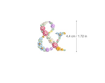 Può includere: Simbolo di e commerciale ricamato, alto 4,4 cm, composto da fiori colorati. I fiori includono rose rosa, margherite blu, fiori gialli e bianchi e accenti viola. Il design è su sfondo bianco.