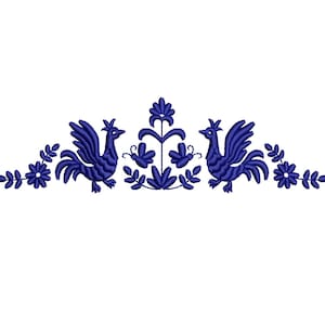 Puede incluir: Un diseño bordado azul con dos pájaros estilizados con acentos florales. Los pájaros se miran y tienen una cola decorativa.