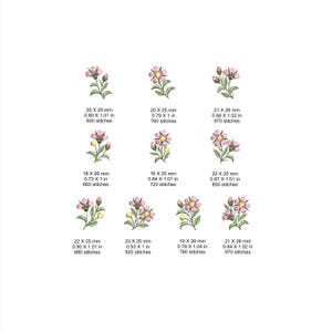 Puede incluir: Una colección de doce diseños de bordado floral distintos dispuestos en una cuadrícula. Cada diseño presenta flores rosas, hojas verdes y tallos. El texto debajo de cada flor indica las dimensiones en milímetros y el número de puntadas.