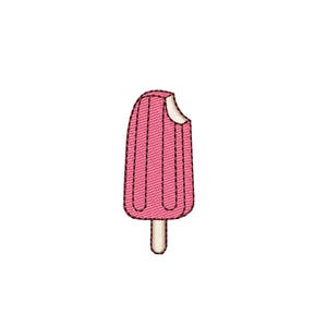 Pode incluir: Picolé rosa bordado com uma mordida, em um palito de madeira. O picolé tem linhas verticais e um topo arredondado. O fundo é branco.