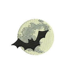 Pode incluir: Uma silhueta de morcego preto voando na frente de uma lua amarela com uma superfície texturizada.