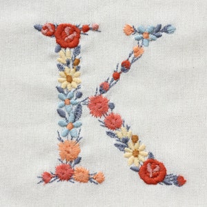 Diseño de bordado a máquina letra K 7,5 cm de alto Bastidor 4x4 (10 cm)  Bordado digital monograma floral Letras de flores matriz de bordado