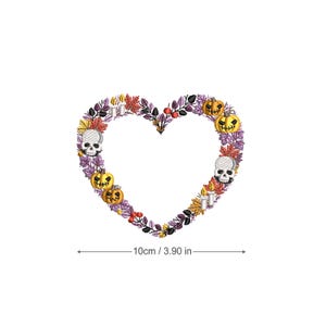 Pode incluir: Uma coroa de coração de Halloween de cor roxa e laranja com abóboras, caveiras, velas e folhas. A coroa tem um diâmetro de 10 cm / 3,90 polegadas.