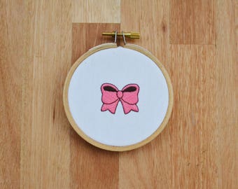 ミニリボンのミシン刺繍デザイン。ガーリーなリボンのミシン刺繍ファイル。4サイズ（4 x 4フープ）即時ダウンロード