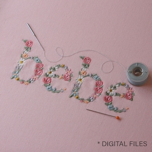 Wzór haftu maszynowego BEBE w kwiatowe litery 5X7" HOOP Dainty flower Heirloom Girl Stickdatei Broderie machine Ricamo machina bordado