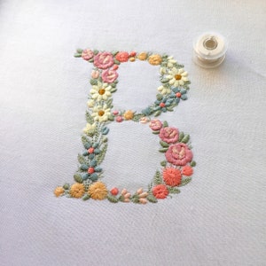 Diseño de bordado a máquina letra B 10 cm de alto Bordado digital monograma floral Letras de flores matriz de bordado