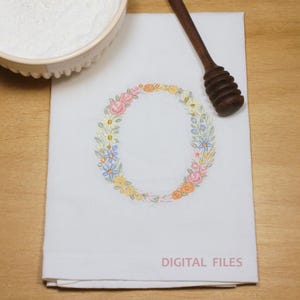 機械刺繍 LETTER O 大文字 9,6 cm/3.80" 高さ 優美な花柄フォント Heirloom Monogram Broderie machine-Stickdatei-Ricamo macchina