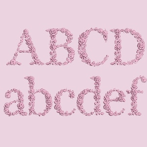 Desenho de bordado à máquina de alfabeto floral Letras pequenas com flores 1,68 pol / 43 mm de altura MAIÚSCULAS e MINÚSCULAS Monograma de flores, herança