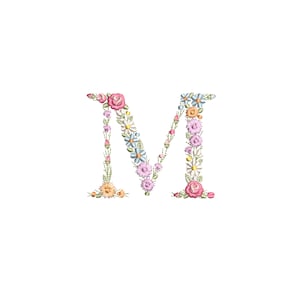 Pode incluir: A letra M &eacute; formada por uma variedade de flores bordadas coloridas, incluindo rosas cor-de-rosa, margaridas azuis e flores amarelas.