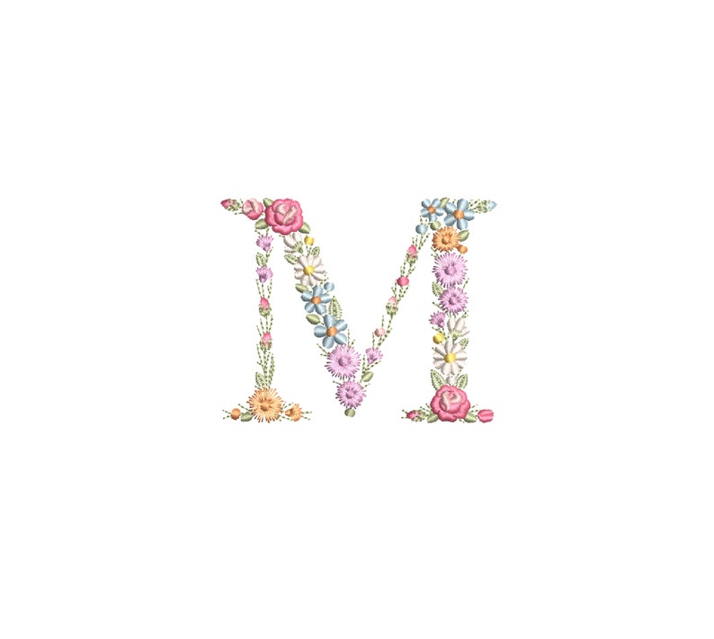 Pode incluir: A letra M &eacute; formada por uma variedade de flores bordadas coloridas, incluindo rosas cor-de-rosa, margaridas azuis e flores amarelas.