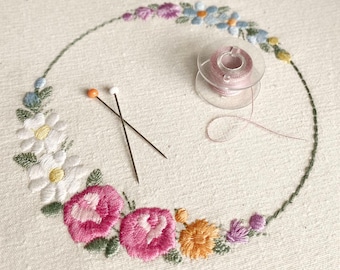 Machine borduurwerk ontwerp kleine sierlijke Boho krans Heirloom bloem cirkel monogram frame 4 x 4 hoepel Kranz Stickdatei Broderie couronne fleur