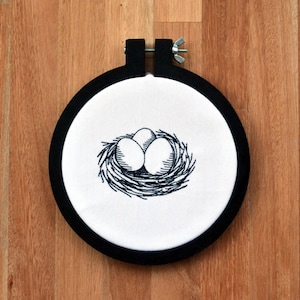 Nest mit Eiern - Redwork/Linework Stickdatei - Oster-Linework Stickdatei. 2 Größen. Sofortiger Download