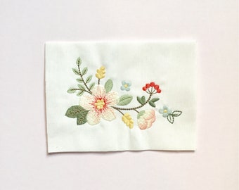 Diseño de flores para bordado a máquina - Flores de estilo moderno. Matriz de bordado digital a 8 colores . 3 tamaños. Descarga inmediata