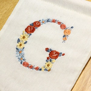 Diseño de bordado a máquina letra G 7,5 cm de alto Bastidor 4x4 (10 cm)  Bordado digital monograma floral Letras de flores matriz de bordado