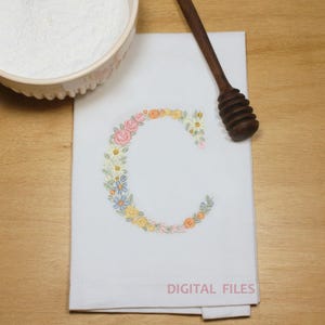 Machine embroidery  LETTER C Uppercase 9,7cm /3.85" tall dainty floral font Heirloom  Monogram  Broderie machine-Stickdatei-Ricamo macchina