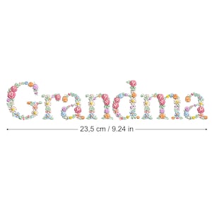 Puede incluir: La palabra "Abuela" escrita en flores bordadas de colores. La palabra tiene 23,5 cm de ancho.