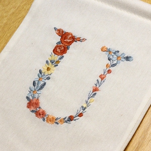 Máquina de bordar LETRA U maiúscula 3 "/7,5 cm Dainty floral font Heirloom Monogram Broderie machine Stickdatei Ricamo macchina 4x4 hoop